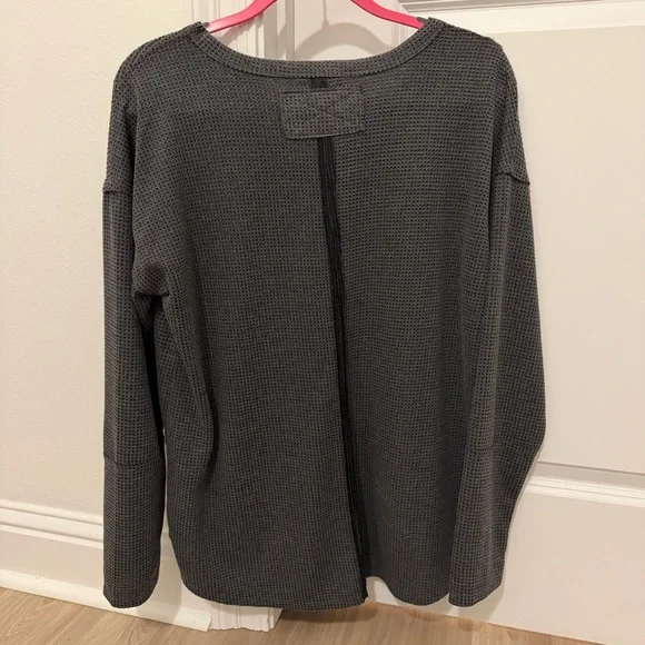 ANDREE BY UNIT Charcoal V-Neck Waffled Shirt - Picture 6 of 6